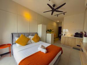 Katil atau katil-katil dalam bilik di Neu Suites by Serenity Luxe Suites +39 gambar