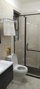 une salle de bains avec toilettes et douche en verre dans l'établissement Elite escape Homes, à Nairobi