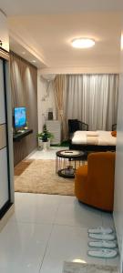 un salon avec un lit et un canapé dans l'établissement Elite escape Homes, à Nairobi