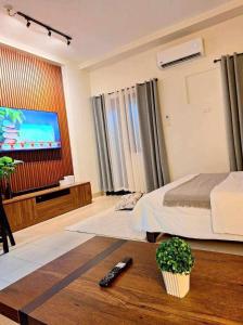 Televisyen dan/atau pusat hiburan di Hills Residences by JuJu Staycation