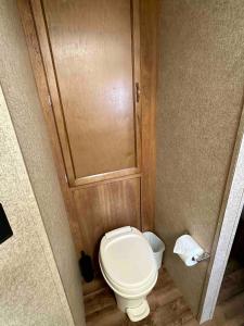 Baño pequeño con aseo y puerta en Riverfront Camper, en Bellevue