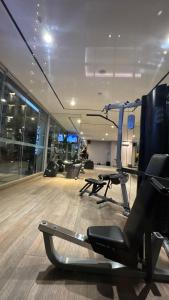 スラバヤにあるLuxury Apartemen Anderson Benson PTC By Staycationのジム(エアロバイク2台付)