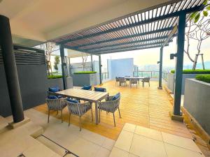 Balkoni atau teres di Neu Suites by Serenity Luxe Suites