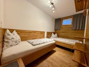 ein Zimmer mit zwei Betten und einem Fenster in der Unterkunft Ferienwohnung Seethaler - Gartenblick in Thiersee