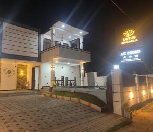 KochchikadeLotus Manuvala - Negombo的夜晚在房子前面有标志