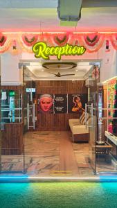 トリチュールにあるHotel National Tourist Homeの壁にレストランの看板がかかっている部屋