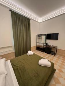 a bedroom with a bed with two towels on it at Gradini dell arte in Naples
