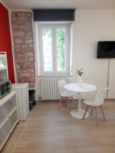 een keuken met een tafel en stoelen en een raam bij Domus 2 in Negrar