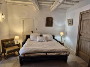 Ένα ή περισσότερα κρεβάτια σε δωμάτιο στο Chambre au coeur d'un Mas +17 φωτογραφίες