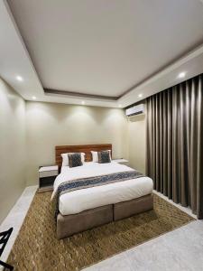 a bedroom with a large bed in a room at شقق فاتوران فرع أبا ذر in Al Madinah +131 photos