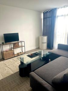 Televisyen dan/atau pusat hiburan di Apartament spațios și luminos