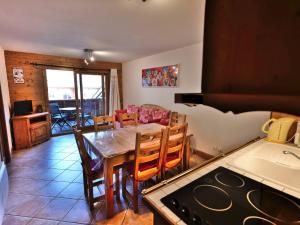 une cuisine et une salle à manger avec une table et une salle à manger dans l'établissement Confortable 3 pièces au cœur du Chinaillon, 49m² pour 6 personnes, parking inclus - FR-1-458-251, au Chinaillon 10 autres photos