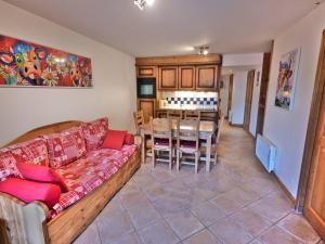 un salon avec un canapé et une table dans l'établissement Confortable 3 pièces au cœur du Chinaillon, 49m² pour 6 personnes, parking inclus - FR-1-458-251, au Chinaillon