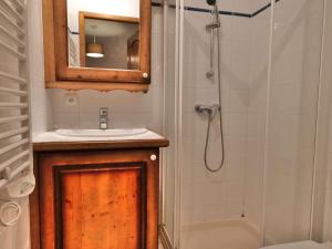 une salle de bain avec lavabo et douche dans l'établissement Confortable 3 pièces au cœur du Chinaillon, 49m² pour 6 personnes, parking inclus - FR-1-458-251, au Chinaillon