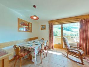 a dining room with a table and chairs and a window at Appt 3 pièces, 6 couchages, proche commerces et pistes, parking inclus, animaux admis - FR-1-241-177 in Le Grand-Bornand