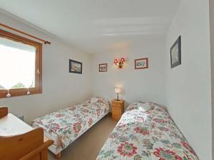 a bedroom with two beds and a window at Appt 3 pièces, 6 couchages, proche commerces et pistes, parking inclus, animaux admis - FR-1-241-177 in Le Grand-Bornand