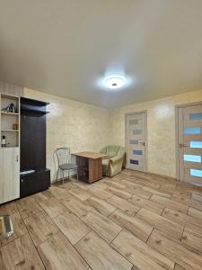 a room with a desk and a bed in a room at 4х кімнатна квартира in Cherkasy