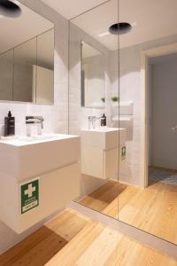 un bagno con due lavandini e uno specchio di My Home is Yours a Porto Altre 30 foto