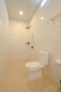 Et badeværelse på Nari Homestay Canggu + 37 billeder