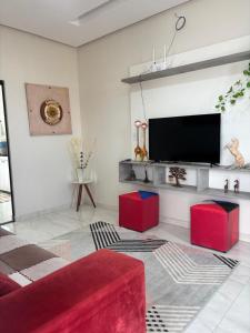 Μια τηλεόραση ή/και κέντρο ψυχαγωγίας στο Casa Confortável em condomínio