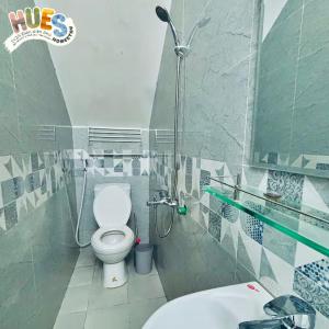 Koupelna v ubytování Hues Homestay - 2BR Spacious Stay & Parking + 4 fotografie