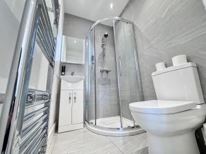 New BedfontにあるOX London Heathrow stay - 1 BUS to HEATHROWのバスルーム(トイレ、シャワー付) +69枚の写真