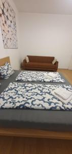 Postel nebo postele na pokoji v ubytování Sweet 2BR Shared Apt next to Enkplatz U3