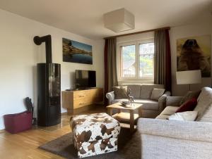 Televisyen dan/atau pusat hiburan di AlpinPark Chalet mit Swimmingpool, Sonnenloggia und Kamin - Großglockner Resort Matrei