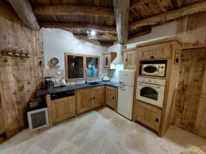 Dapur atau dapur kecil di Choisissez votre hébergement, l'insolite Cul de Loup ou la traditionnelle Bédinière à 5 minutes de Chambord