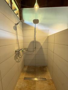 Ban Na Toeng NaiにあるVilla Heliosの浴室のガラス扉付きシャワー +25枚の写真