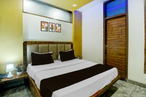 Un dormitorio con una cama grande y una ventana en Hotel O JAIPUR ONE, en Jaipur