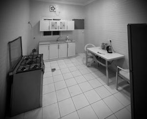 uma cozinha com um fogão e uma mesa em شقه مفروشه المدينة المنورة em Al Madinah mais 17 fotografias