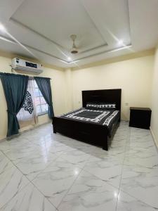 a bedroom with a bed in the middle of a room at Furnished bedroom Apartment 