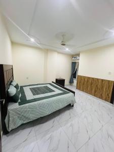 a bedroom with a bed in a room at Furnished bedroom Apartment 
