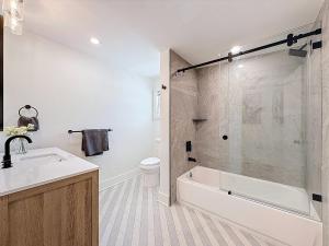 Ένα μπάνιο στο Bradenton Retreat 4BR 3Bath with pool +55 φωτογραφίες