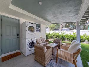 Χώρος καθιστικού στο Bradenton Retreat 4BR 3Bath with pool
