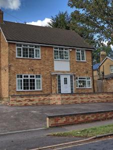 une maison en briques avec des portes et des fenêtres blanches dans l'établissement Large House Erith DA8 - 6 BDR - Sleeps up to 12 Guest - Parking - Garden - WiFi- Contractors - Families - Groups - Discounts Available for Long Term Bookings!, à Erith 77 autres photos