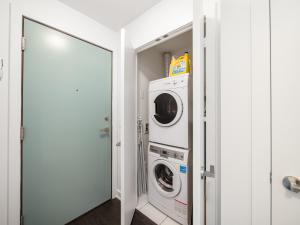 - une buanderie avec un lave-linge et un sèche-linge dans l'établissement Ritzdale Suites - Toronto's Entertainment District, à Toronto 3 autres photos