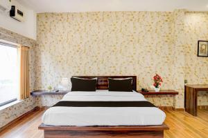 Un dormitorio con una cama grande en una habitación. en Hotel O Raj Ambessy, en Rāmpura 22 fotos más