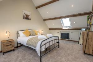 a bedroom with a bed in a room at Hendre-Feinws in Pwllheli