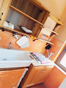 einen Blick über eine Küche mit einem Waschbecken in der Unterkunft Casa Vacanze Tropea in Santa Domenica + 17 Fotos