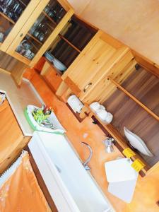 einen Blick über eine Küche mit einem Waschbecken in der Unterkunft Casa Vacanze Tropea in Santa Domenica