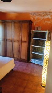 ein Schlafzimmer mit einem Bett und einem Holzschrank in der Unterkunft Casa Vacanze Tropea in Santa Domenica