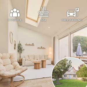 un salon avec un canapé et une table dans l'établissement Le Cliquot - Maison - Spa - Jardin - Parking Gratuit, à Reims