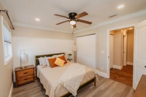 Un dormitorio con una cama y un ventilador de techo. en The Hidden Gem Water Front Home, en Arcadia