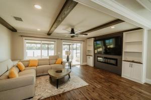 Una sala de estar con un sofá y un televisor de pantalla plana. en The Hidden Gem Water Front Home, en Arcadia