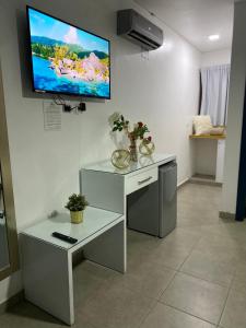 un salon avec une télévision au mur dans l'établissement Suite Terraza Verde Inoa, à Inoa