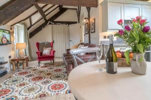 a room with a table with a bottle of wine and flowers at Lloft-Sarn in Sarn +12 photos