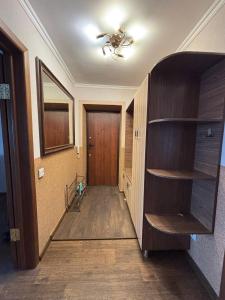 een hal met een kamer met een deur en een plafond bij Ермекова in Karagandy +3 foto's