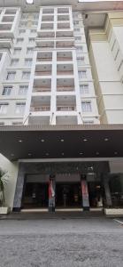 un grand immeuble blanc avec une entrée dans l'établissement Ombak Rileks Palace, à Malacca